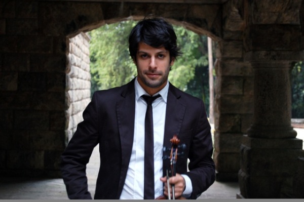 Felipe Prazeres é solista e camerista, desde 2001. Spalla da Orquestra Petrobras Sinfônica, ministra oficina de Violino, em Juazeiro do Norte