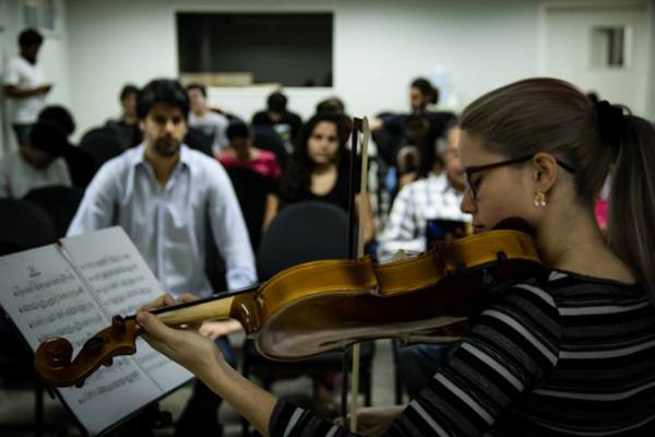 Felipe Prazeres ministra  oficina de violino UFCA para estudantes  e  músicos